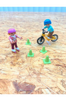 Enfants avec velo et rollers